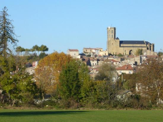 Laroque: église vue du stade