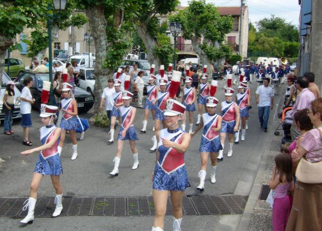 LAROQUE - Coq et majorettes 1