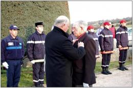 19-mars-2013-le-colonel-claude-des-honore-jean-pierre-cattaneo-de-la-medaille-commemorative.jpg